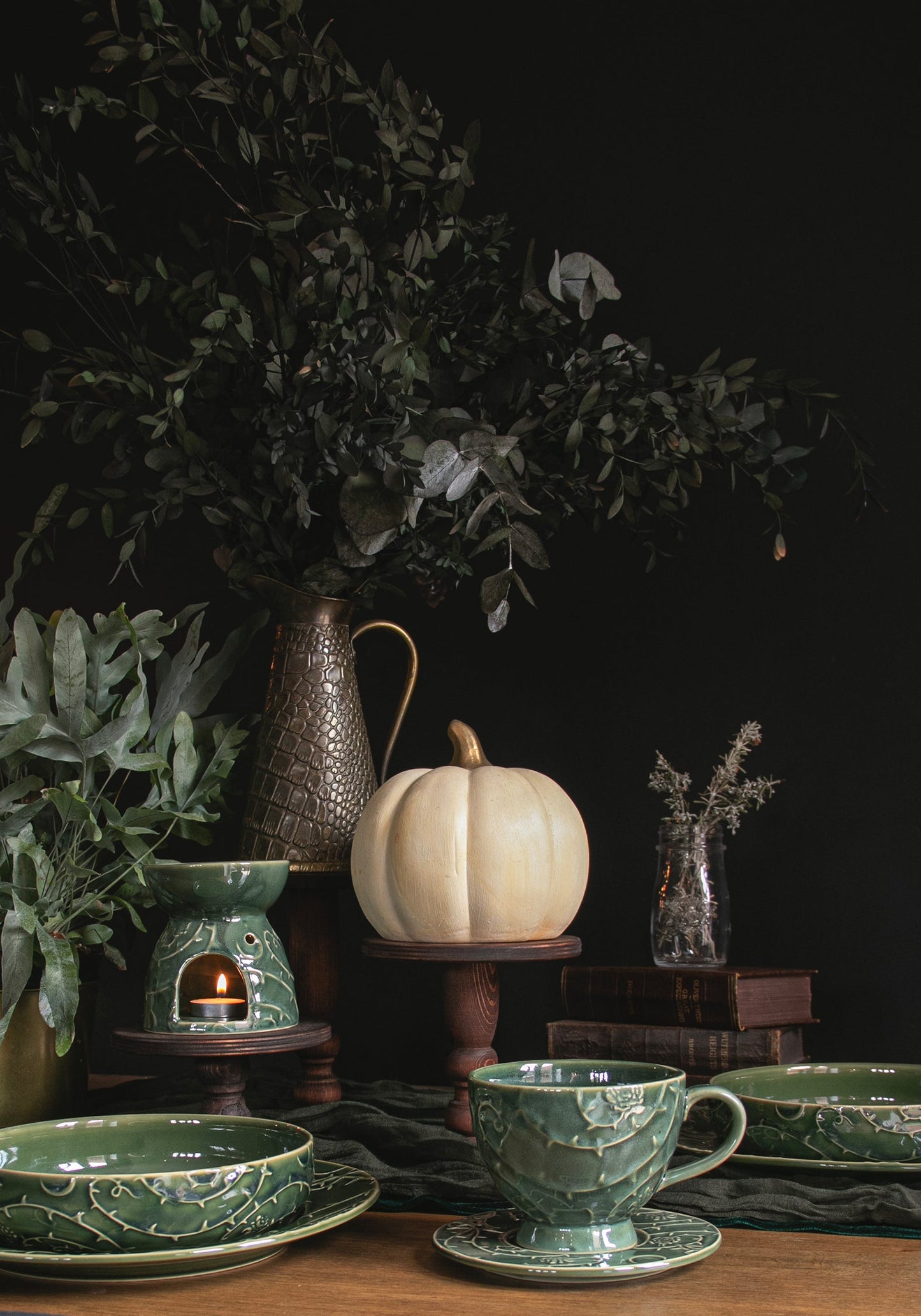 Rosethorn Floral Embossed Dinner Plate (4 Piece Set)