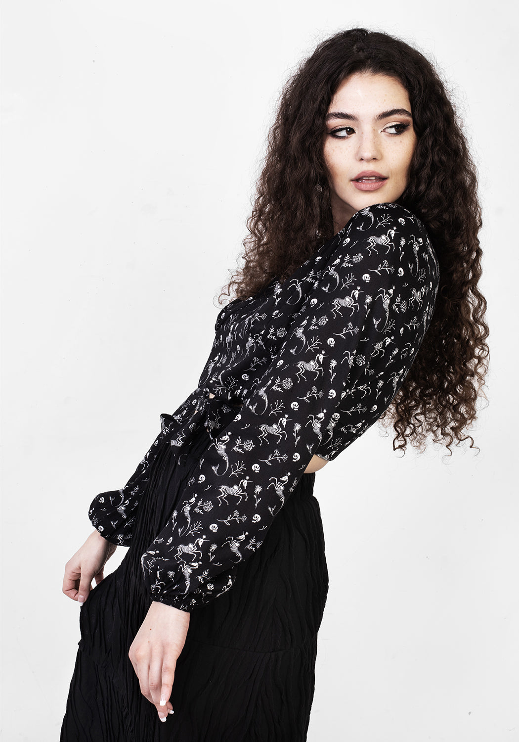 MAKEBELIEVE TIE FRONT CROP TOP